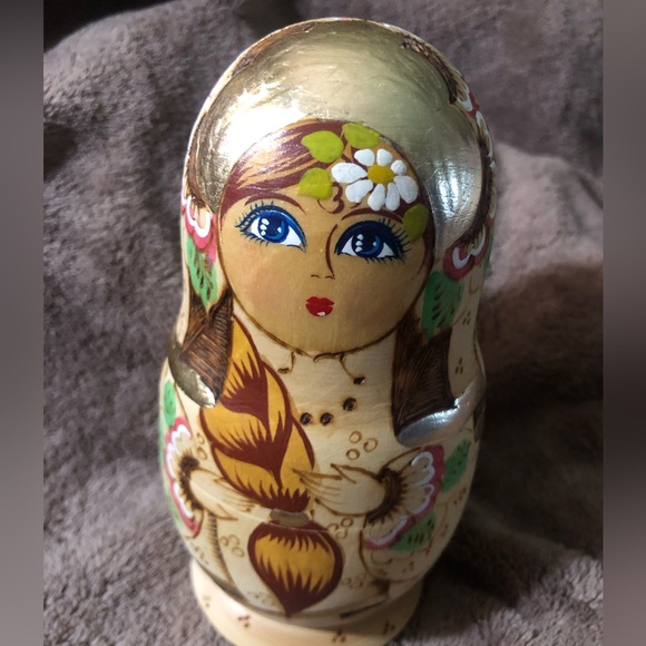 Beautiful set of Russian nesting dolls set of 5 - Picture 2 of 8